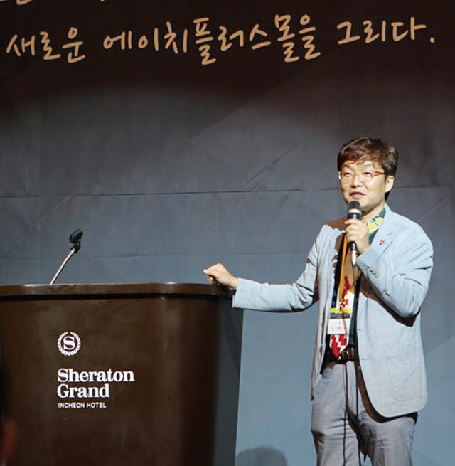 김기명 대표가 12주년 창립기념식에서 회사 비전을 말하고 있다. <사진 : 에이치플러스몰>