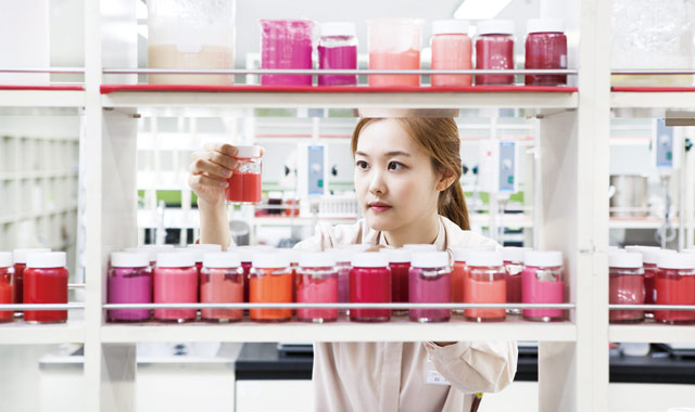한국콜마는 매출의 4% 이상을 연구·개발(R&D)에 투자하며 화장품 신소재와 기술을 개발하고 있다. <사진 : 한국콜마>