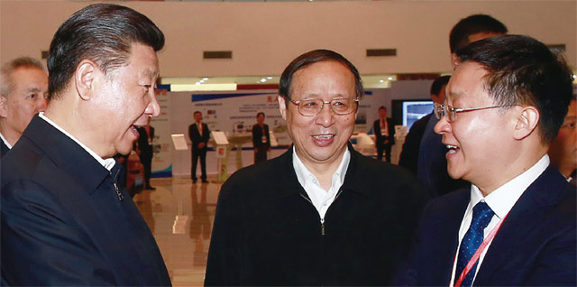 류칭펑 커다쉰페이 회장(오른쪽)은 지난해 4월 26일 중국 안후이성 허페이에 있는 중국과학기술대에서 시진핑 중국 국가주석(왼쪽)을 만났다. 이 자리에서 류 회장은 음성인식 통역 기술을 시연했다. <사진 : 커다쉰페이>