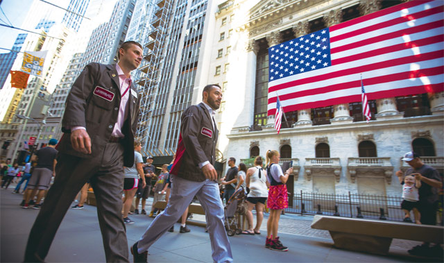 행인들이 미국 뉴욕증권거래소 앞을 지나가고 있는 모습. 로버트 고든 미 노스웨스턴대 석좌교수는 “20세기 들어 미국은 32년마다 두 배의 속도로 성장했다” 고 말했다. <사진 : 블룸버그>