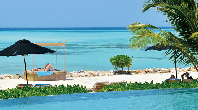 몰디브에서도 아름다운 바다로 손꼽히는 럭스 리조트의 해변 <사진 : 이우석>