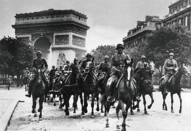 1940년 6월 14일 파리에서 승전 퍼레이드를 벌이는 독일군. 독일군은 제1차 세계대전 패배의 교훈을 잊지 않고 새로운 전략·전술을 개발해 제2차 세계대전 초기에 놀라운 승리를 거뒀다. <사진 : 독일 연방문서보관소(Bundesarchiv)>