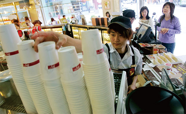 대만 타이베이의 85도C 매장에서 한 점원이 주문 들어온 음료를 준비하고 있다. <사진 : 블룸버그>