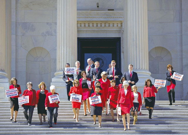 지난 3월 세계 여성의 날을 맞아 미국 민주당 여성의원들이 붉은색 옷을 맞춰 입고 의사당 계단을 내려오고 있다. <사진 : 블룸버그>