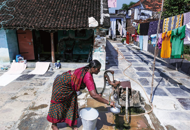 남아시아에서는 여성의 가사노동 시간이 남성의 다섯 배에 달한다. 인도에서 한 여성이 집안일을 하고 있다. <사진 : 블룸버그>