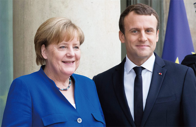 앙겔라 메르켈(왼쪽) 독일 총리와 에마뉘엘 마크롱 프랑스 대통령이 지난 7월 13일(현지시각) 프랑스 파리 엘리제 궁에서 열린 연례 공동 각료회의에 앞서 인사를 나누고 있다. <사진 : 블룸버그>