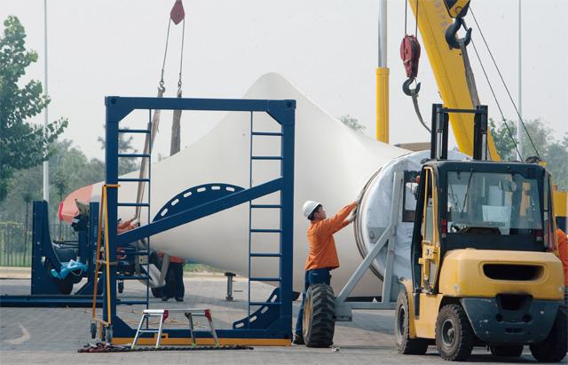 근로자들이 베스타스가 생산한 풍력 터빈을 옮기고 있다. <사진 : 블룸버그>