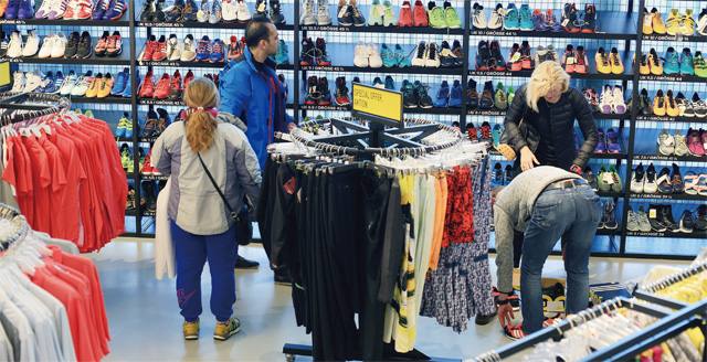 독일 헤르초게나우라흐에 있는 아디다스 매장에서 고객들이 신발과 의류를 둘러보고 있다. <사진 : 블룸버그>