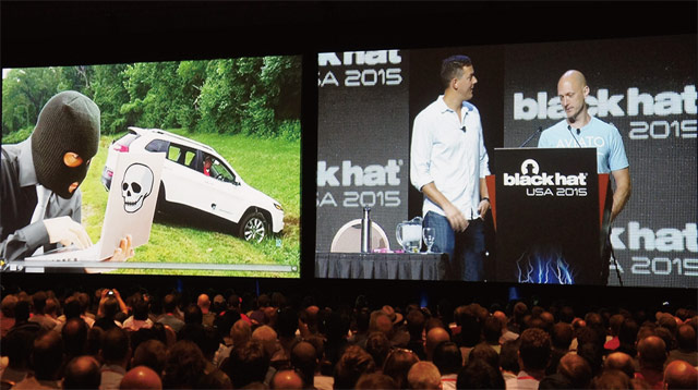 2015년 지프 체로키 차량을 해킹한 해커 찰리 밀러(오른쪽)와 크리스 발라섹이 보안 콘퍼런스에서 해킹 과정을 설명하고 있다. <사진 : 블룸버그>