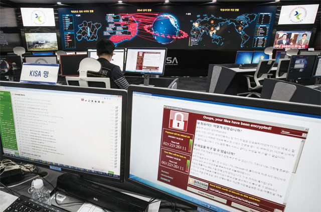 한국인터넷진흥원(KISA) 직원들이 지난 5월 14일 세계 곳곳에서 발생한 사이버 해킹 공격과 관련한 상황을 주시하고 있다. <사진 : 연합뉴스>