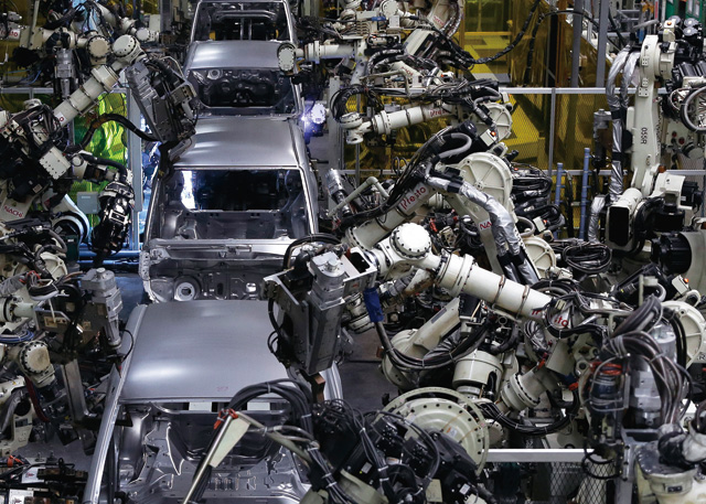 일본 자동차 제조업체인 다이하쓰의 생산 공장에서 자동화 로봇이 자동차를 조립하고 있다. <사진 : 블룸버그>