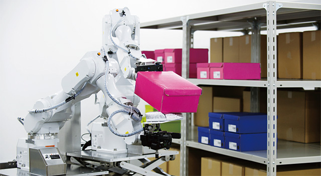 일본의 전자제품 제조업체인 히타치가 만든 로봇이 박스를 옮기고 있다. <사진 : 블룸버그>