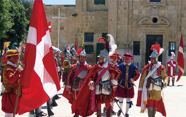 몰타 기사단이 2005년 몰타에서 16세기 군사 훈련을 재연하고 있다. <사진 : 위키피디아>