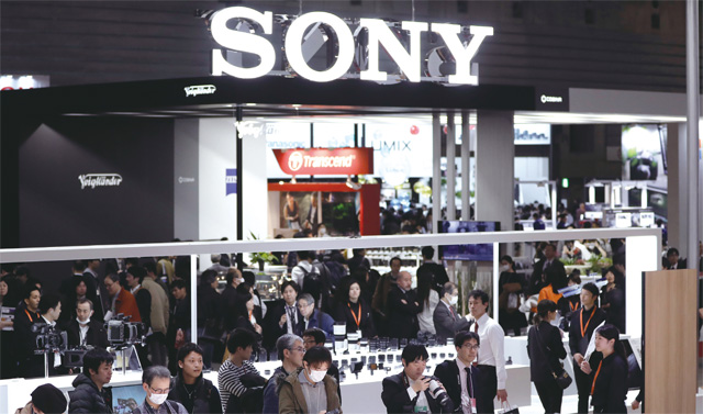 지난 2월 일본 요코하마 ‘카메라&포토 이미징 쇼’에서 참가자들이 소니의 카메라를 살펴보고 있다. <사진 : 블룸버그>