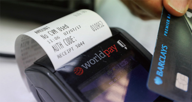미국 ‘밴티브’는 영국 ‘월드페이’를 104억달러(약 11조8560억원)에 인수했다. 영국 런던의 한 소매점에서 월드페이로 결제를 하고 있다. <사진 : 블룸버그>