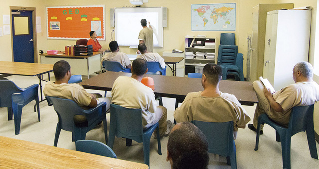 GEO그룹이 운영하는 교도소에서 교육을 받고 있는 재소자들. <사진 : GEO그룹>