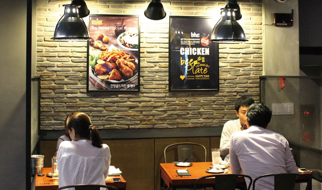 서울의 bhc치킨 매장 내부. bhc치킨은 뿌링클, 맛초킹 등 최근에 나온 10여개의 신메뉴 반응이 좋아 가맹점 매출이 높아졌다고 밝혔다. <사진 : bhc>