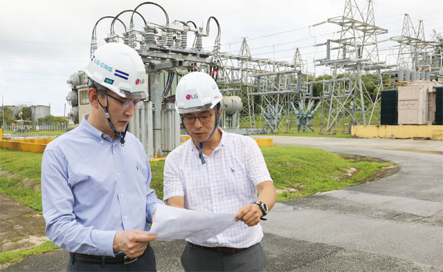 김영섭 LG CNS 사장(왼쪽)이 괌 ESS(에너지 저장장치 시스템) 구축 현장을 점검하고 있다. <사진 : LG CNS>