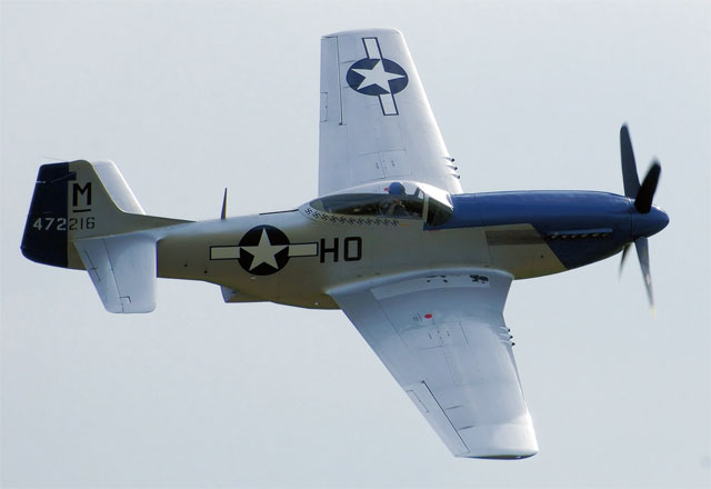 최고의 프로펠러 전투기 ‘P-51 머스탱’의 시범 비행 모습. 우연처럼 보이지만 충분한 준비를 하고 있었기에 탄생한 걸작 전투기다. <사진 : 위키피디아>