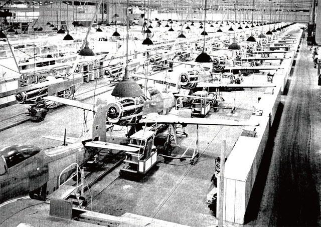 제2차세계대전 당시 노스아메리칸항공 공장에서 생산되고 있는 P-51 전투기. <사진 : 노스아메리칸 트레이너 협회>