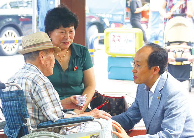추경호(오른쪽) 의원이 지역구인 대구 달성군에서 지역 주민과 대화하고 있다. <사진 : 추경호 의원실>