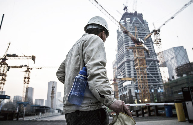 중국 기업들은 과도한 빚을 내서 과잉 투자를 벌인다는 지적을 받고 있다. 대표적 사례가 200m 이상 초고층빌딩 건설이다. 사진은 중국 베이징의 한 건설 현장. <사진 : 블룸버그>