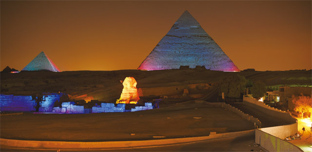 카이로 교외 기자지구에서는 밤마다 스핑크스와 피라미드에 조명과 사운드를 입힌 쇼를 진행한다. <사진 : 이우석>