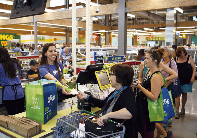 개인소비지출 등이 증가하면서 2분기 미국 경제가 3% 성장했다. 최근 문을 연 캘리포니아주 산타모니카의 홀푸드매장에서 고객들이 물건 값을 계산하고 있다. <사진 : 블룸버그>