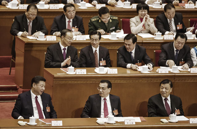 지난 3월 중국 베이징에서 열린 전국인민대표회의에서 시진핑 주석(앞 줄 맨 왼쪽), 리커창 총리(가운데), 류윈산 중앙서기처 서기가 얘기를 나누고 있다. <사진 : 블룸버그>
