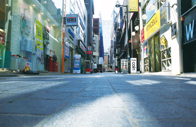 사드 배치 결정이 내려진 이후 한국을 찾는 중국인 관광객이 급감했다. 올해 7월 중국인 관광객은 28만명으로 작년 같은 기간보다 70% 가까이 줄었다. 사진은 한적한 서울 명동 쇼핑거리. <사진 : 연합뉴스>