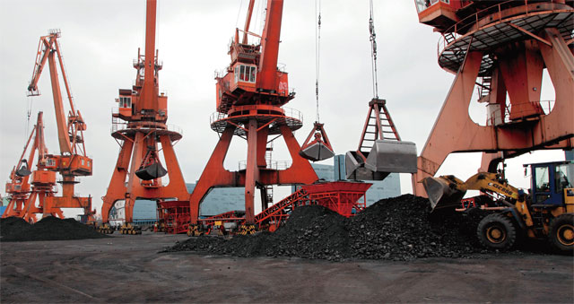 바지선에 실려 해상으로 운송돼 온 석탄을 상하이항에서 장비로 실어 나르고 있다. <사진 : 블룸버그>