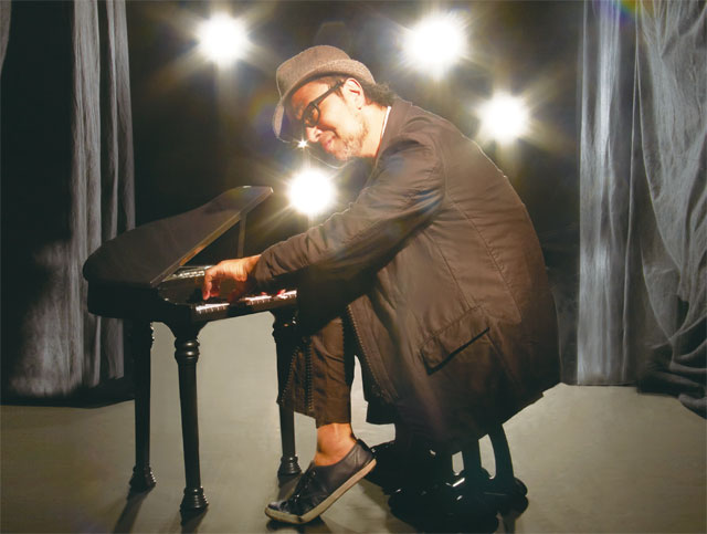 47세에 미국으로 유학을 가 재즈 뮤지션으로 인생 2막을 개척한 오에 센리가 미니 피아노를 치고 있다. <사진 : 오에 센리 페이스북>