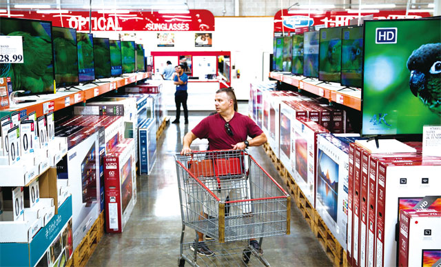 미국 마이애미에 있는 코스트코 매장의 전자제품 코너를 한 남자가 둘러보고 있다. <사진 : 블룸버그>