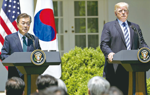 문재인(왼쪽) 대통령과 도널드 트럼프 미국 대통령이 지난 6월 정상회담 후 공동성명을 발표하고 있다. <사진 : 블룸버그>