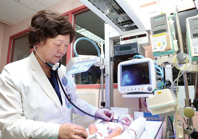 박귀원 소아외과 교수가 신생아중환자실에서 환아를 진료하고 있다. <사진 : 중앙대병원>