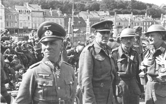 독일 장군 에르빈 로멜(왼쪽 첫 번째)은 적의 패턴을 찾고 약점을 공략하는 전술로 유명했다. <사진 : 위키피디아>