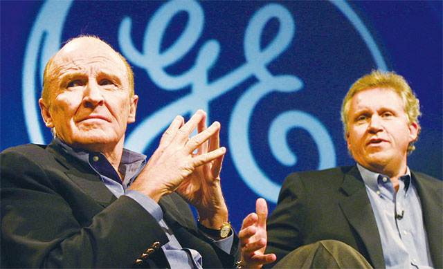 잭 웰치(왼쪽) 전 GE 회장이 2001년 뉴욕에서 당시 CEO로 내정된 제프리 이멜트를 소개하고 있다. <사진 : 블룸버그>