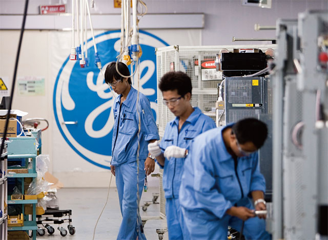 중국 베이징에 있는 GE 공장에서 직원들이 MRI 장비를 생산하고 있다. <사진 : 블룸버그>