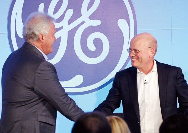 제프리 이멜트(왼쪽) GE 회장이 6월 12일(현지시각) 후계자인 존 플래너리 당시 GE헬스케어 대표와 악수하고 있다. GE 이사회는 6년간의 승계 작업을 거쳐 후계자를 뽑았다. <사진 : GE>