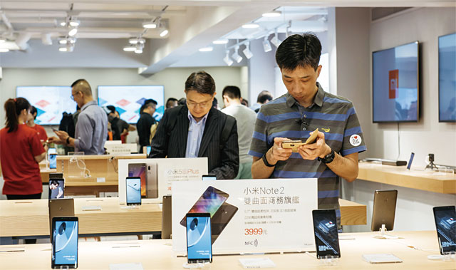 중국 소비자들이 홍콩의 샤오미 매장에서 샤오미 스마트폰을 보고 있다. <사진 : 블룸버그>