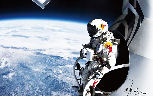 오스트리아의 스카이다이버 펠릭스 바움가르트너가 2012년 10월 4일 레드불이 준비한 ‘우주 낙하’ 이벤트를 위해 지상 3만9000m 상공에서 지구를 향해 뛰어 내릴 준비를 하고 있다. <사진 : 레드불>