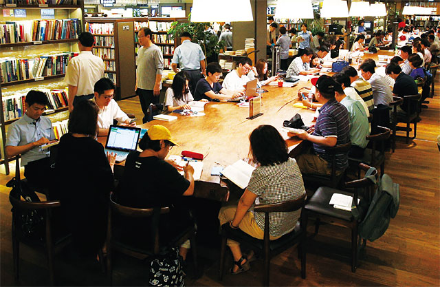 서울 광화문 인근 직장에 다니는 시민들이 점심시간을 이용해 교보문고 광화문점을 찾아 책을 읽고 있다. <사진 : 조선일보 DB>