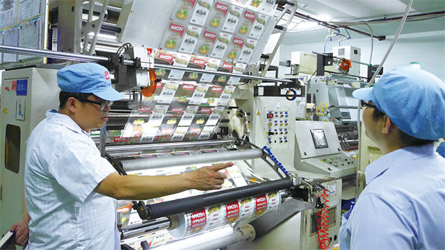 동원시스템즈의 베트남 TTP 공장에서 포장재를 생산하고 있다. <사진 : 동원시스템즈>