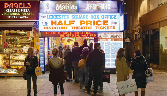 헤르만 지몬은 “시간에 따라 다른 가격을 설정하는 ‘동적 가격 결정’이 가능하다”고 말했다. 사진은 영국 런던의 레이체스터 스퀘어 극장 앞에서 야간 할인 입장권을 사기 위해 줄 선 사람들 모습.