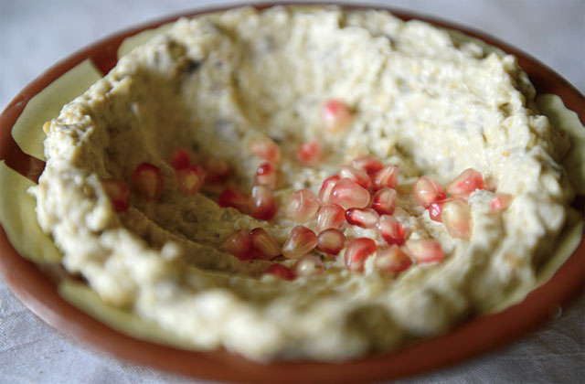 병아리콩과 올리브유 등을 섞어 만든 ‘후무스’는 요르단에서 인기 있는 음식이다. <사진 : 이우석>