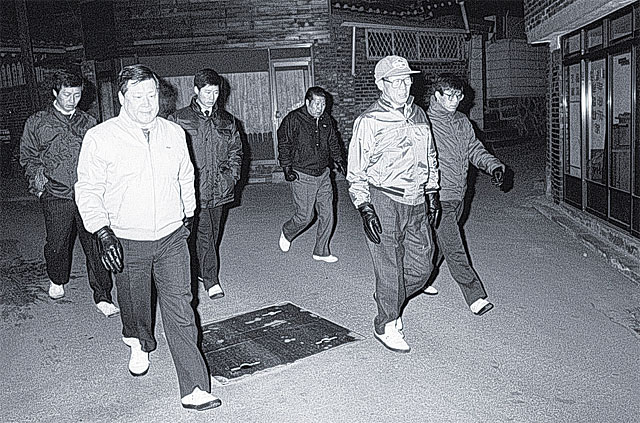 고 정주영(오른쪽 두 번째) 현대그룹 창업주가 과거 정몽구(왼쪽 두 번째) 현대차그룹 회장, 고 정몽헌(맨 오른쪽) 전 현대그룹 회장 등과 출근하고 있는 모습. <사진 : 현대자동차그룹>