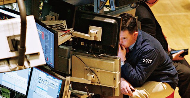 세계 금융위기 직전인 2007년 3월 미국 뉴욕 증권거래소에서 한 트레이더가 심각한 표정을 짓고 있다. <사진 : 블룸버그>
