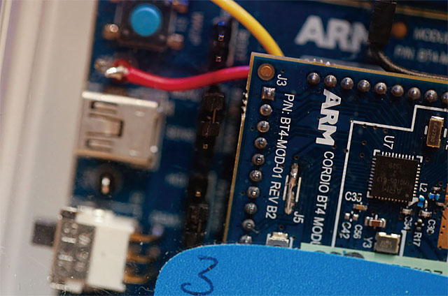 ARM의 기술로 만들어진 반도체가 탑재돼 있는 회로 기판. <사진 : 블룸버그>