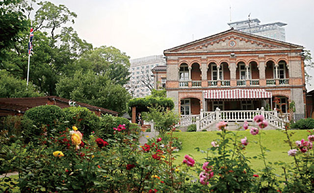 장미 정원이 아름다운 영국대사관저. 건물 외형은 19세기 빅토리아 양식에 당시 영국 식민지였던 인도 건축 스타일을 가미했다. <사진 : 조선일보 DB>