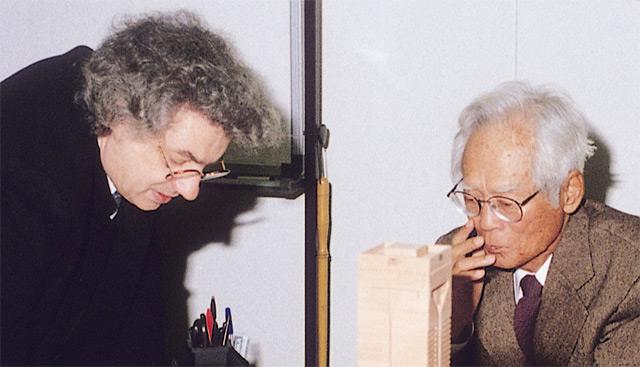 1995년 3월 스위스 출신 건축가 마리오 보타(왼쪽)와 강남에 세울 교보타워 설계를 협의하는 대산 신용호 전 회장. <사진 : 대산신용호기념사업회>